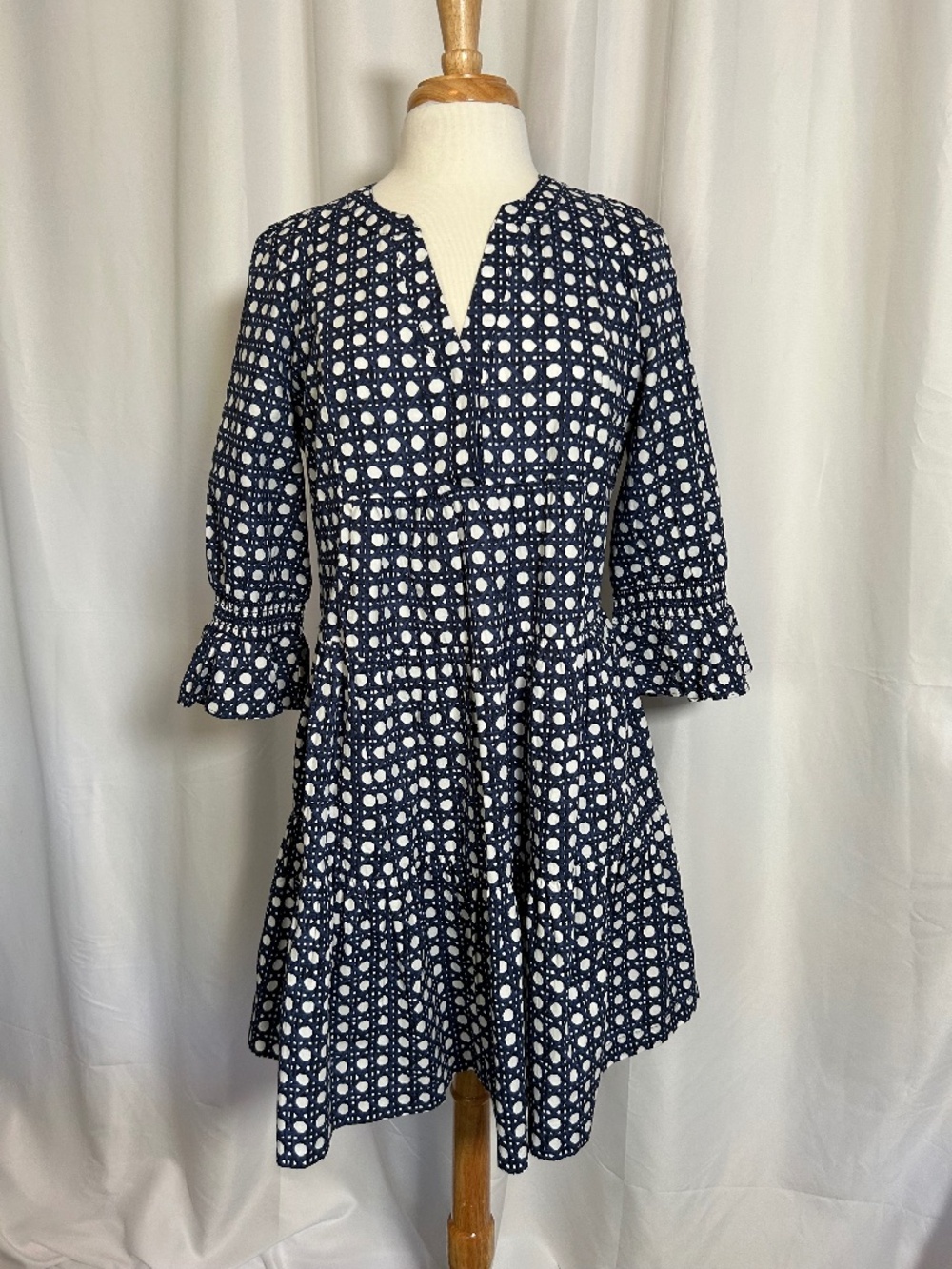 CROWN & IVY BLUE AND WHITE TIERED DRESS WITH 3/4 LENGTH SLEEVES - SIZE MEDIUM